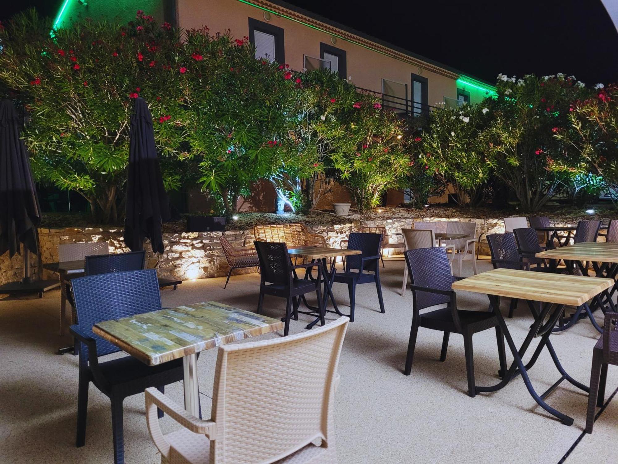 Hotel Restaurant Les Chataigniers Privas Bagian luar foto