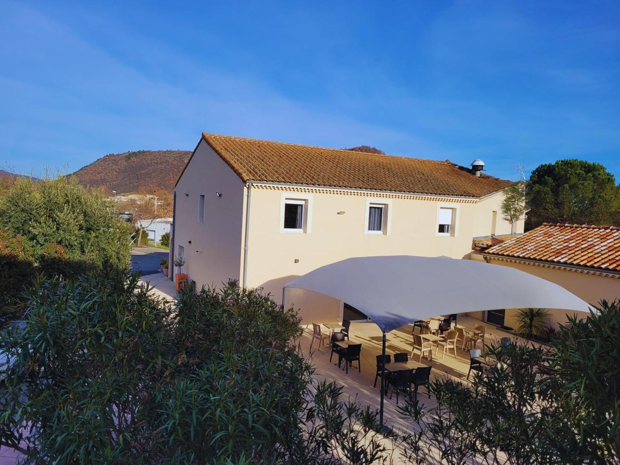Hotel Restaurant Les Chataigniers Privas Bagian luar foto