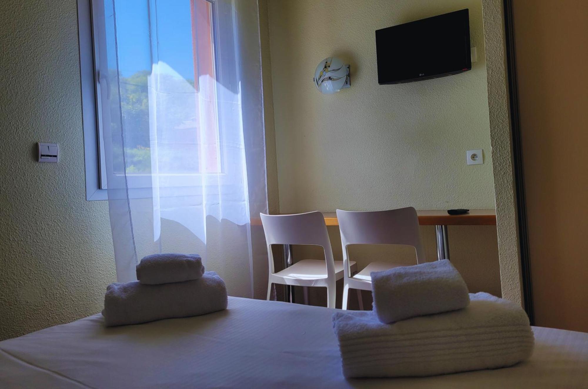 Hotel Restaurant Les Chataigniers Privas Bagian luar foto