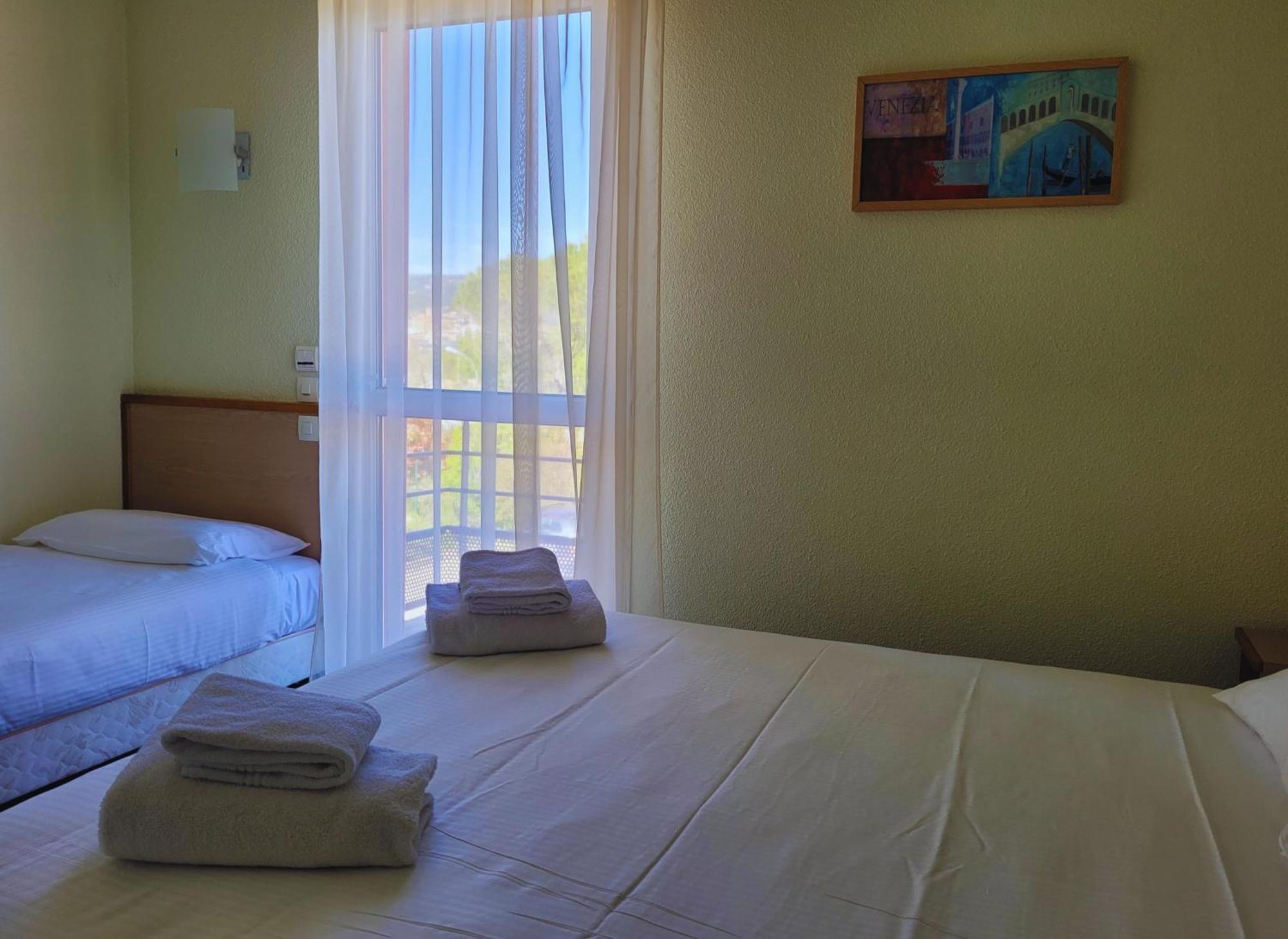 Hotel Restaurant Les Chataigniers Privas Bagian luar foto