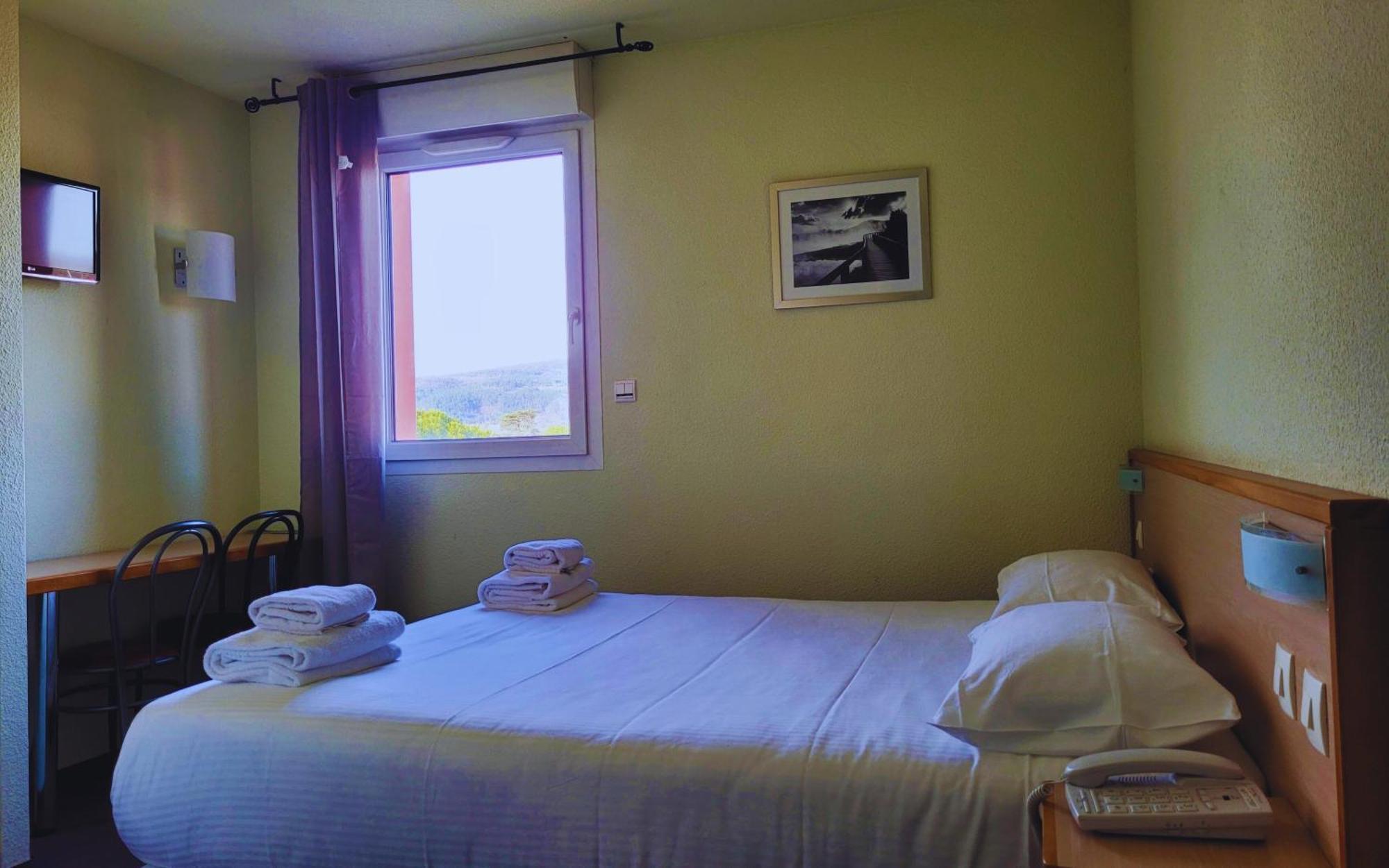 Hotel Restaurant Les Chataigniers Privas Bagian luar foto
