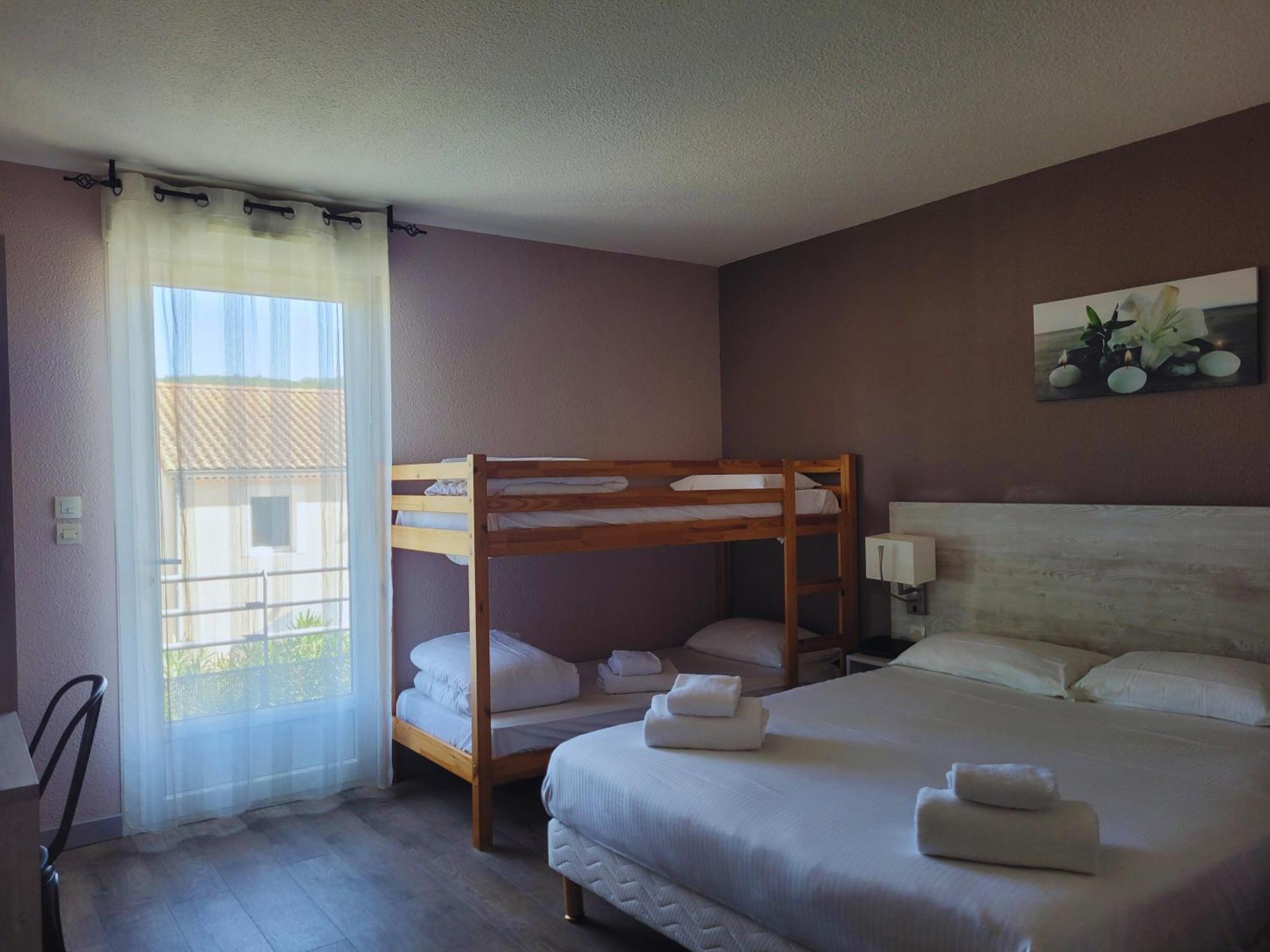 Hotel Restaurant Les Chataigniers Privas Bagian luar foto