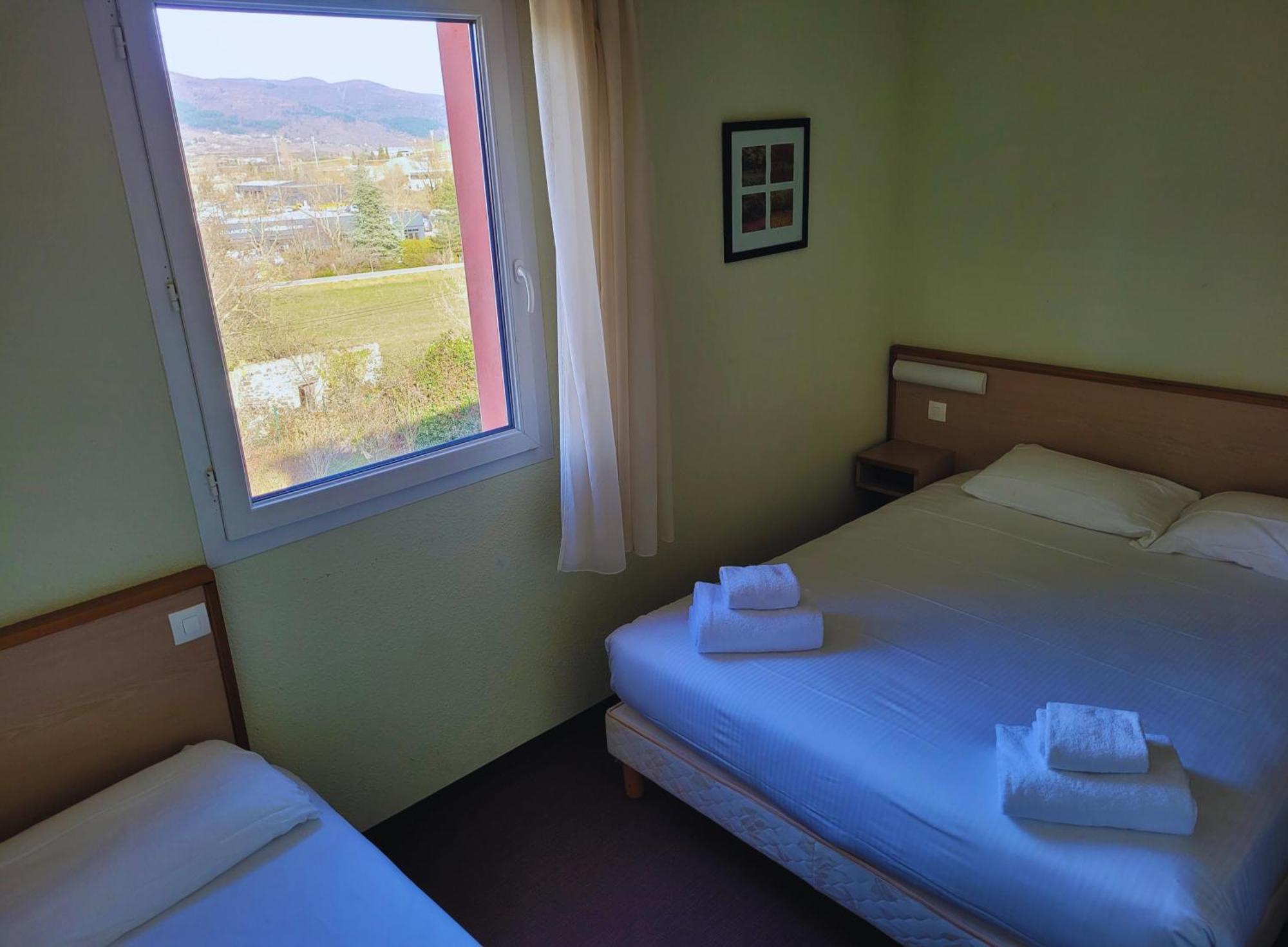 Hotel Restaurant Les Chataigniers Privas Bagian luar foto