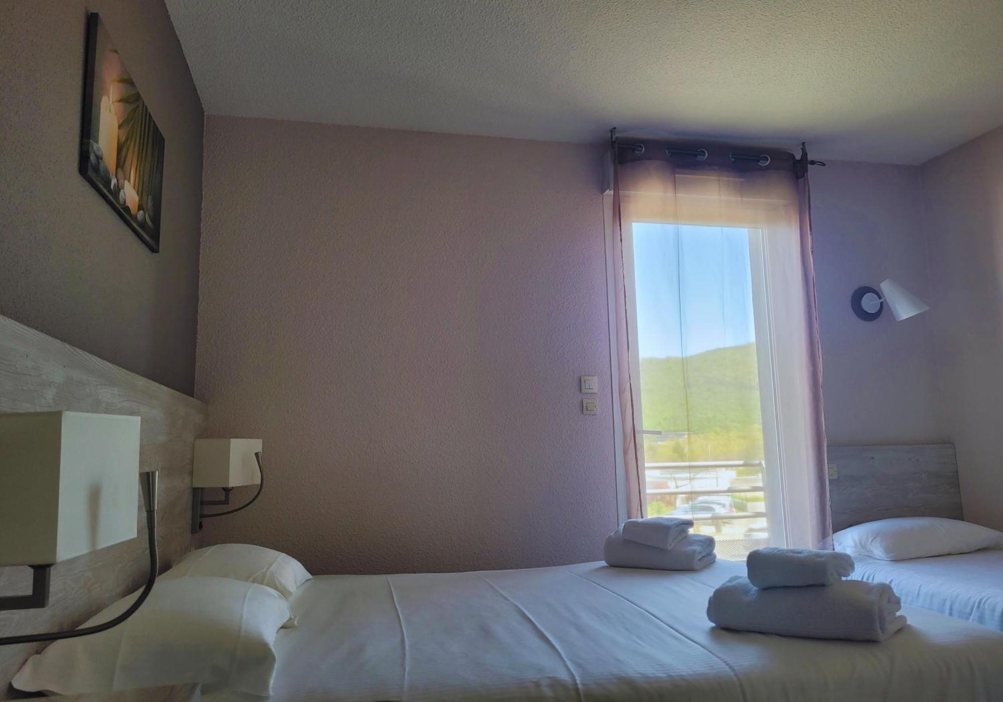 Hotel Restaurant Les Chataigniers Privas Bagian luar foto