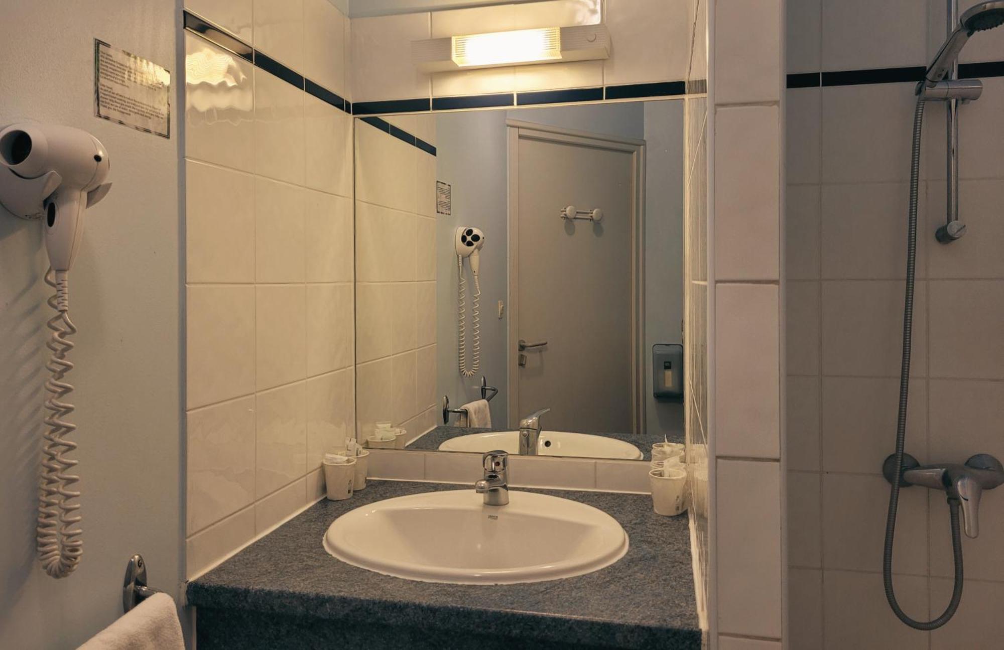 Hotel Restaurant Les Chataigniers Privas Ruang foto