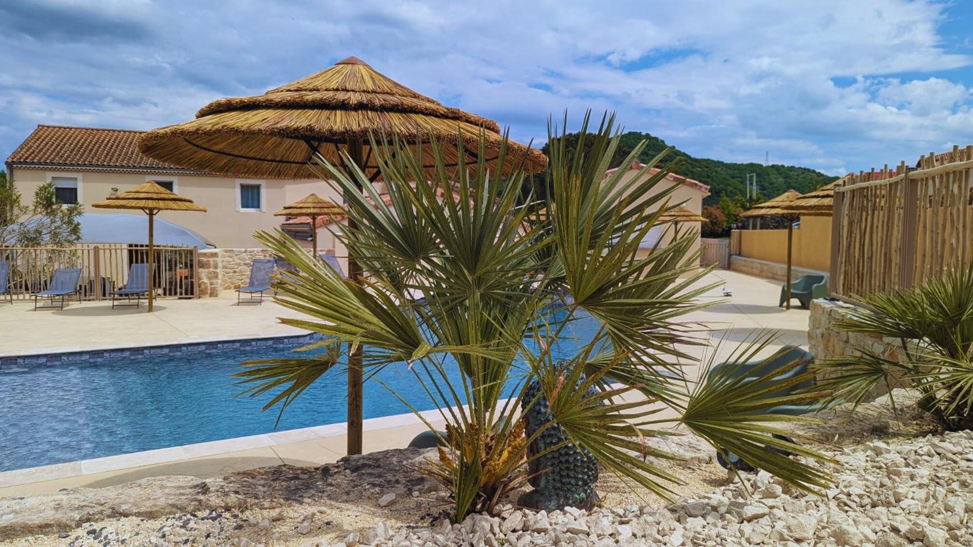 Hotel Restaurant Les Chataigniers Privas Bagian luar foto