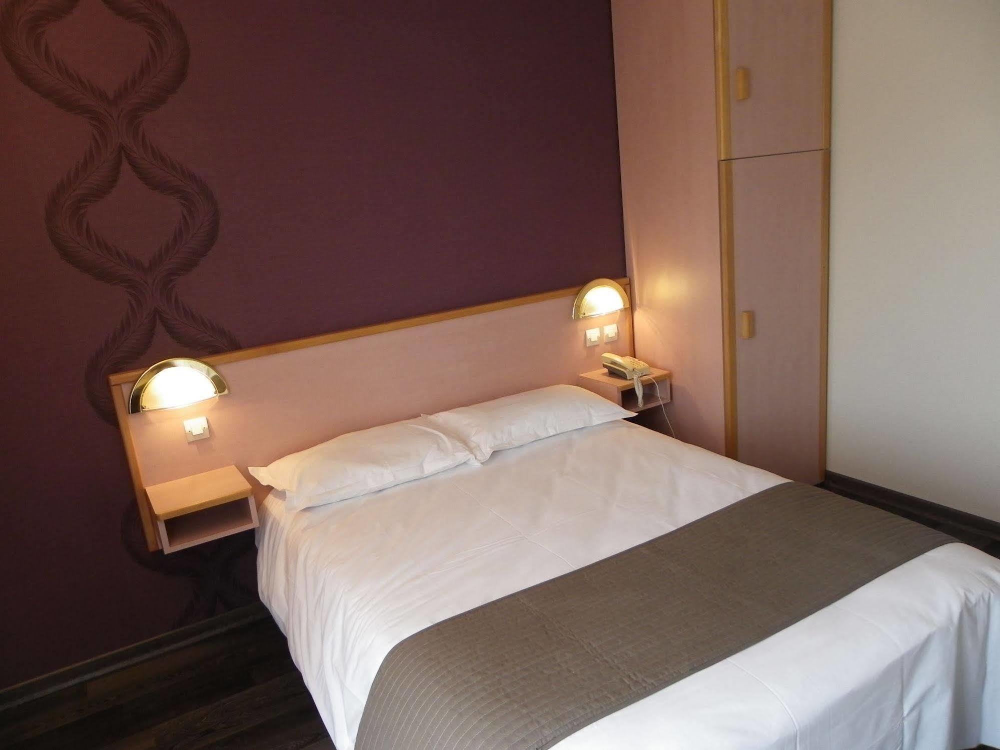 Hotel Restaurant Les Chataigniers Privas Bagian luar foto