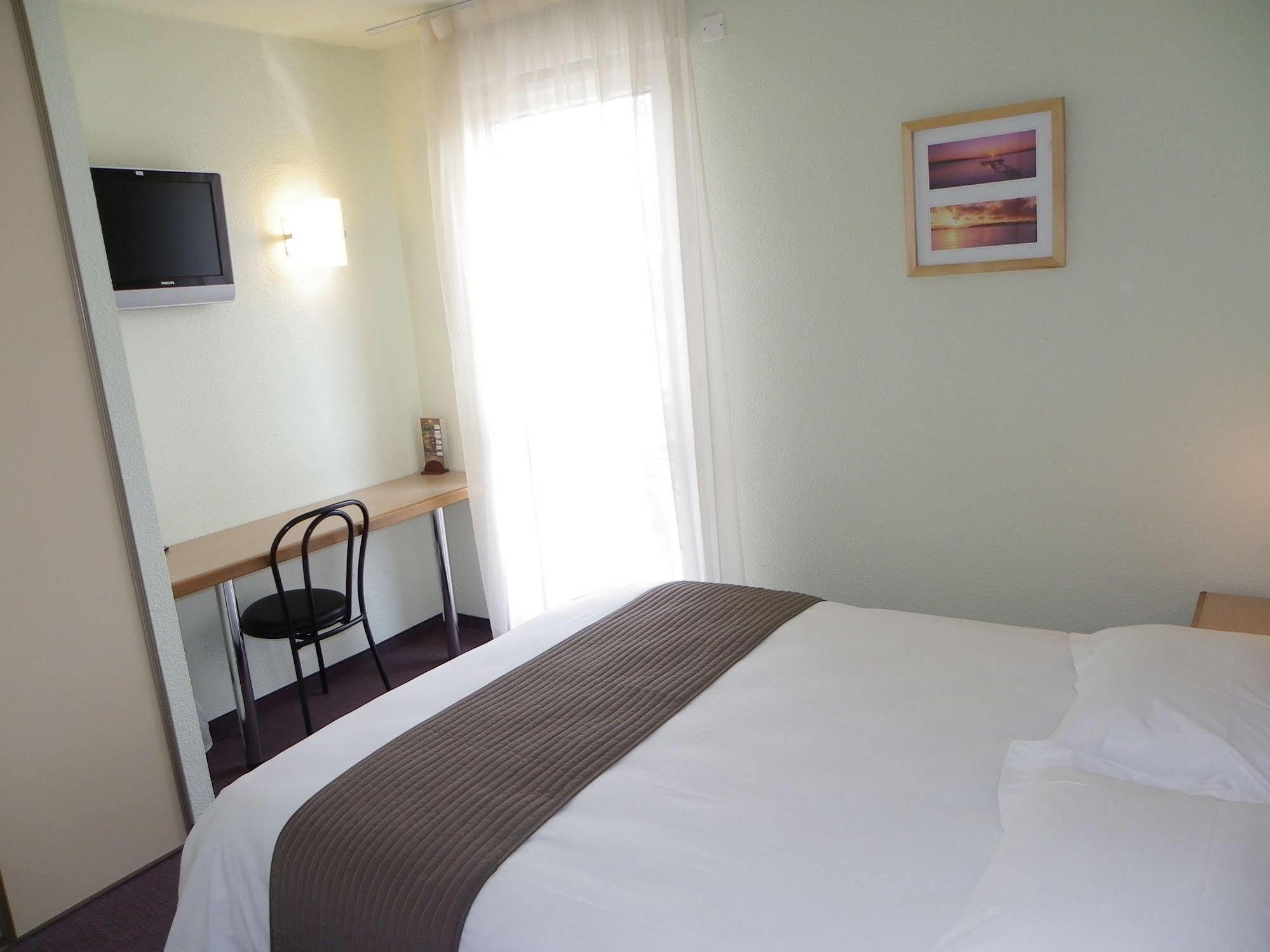 Hotel Restaurant Les Chataigniers Privas Bagian luar foto