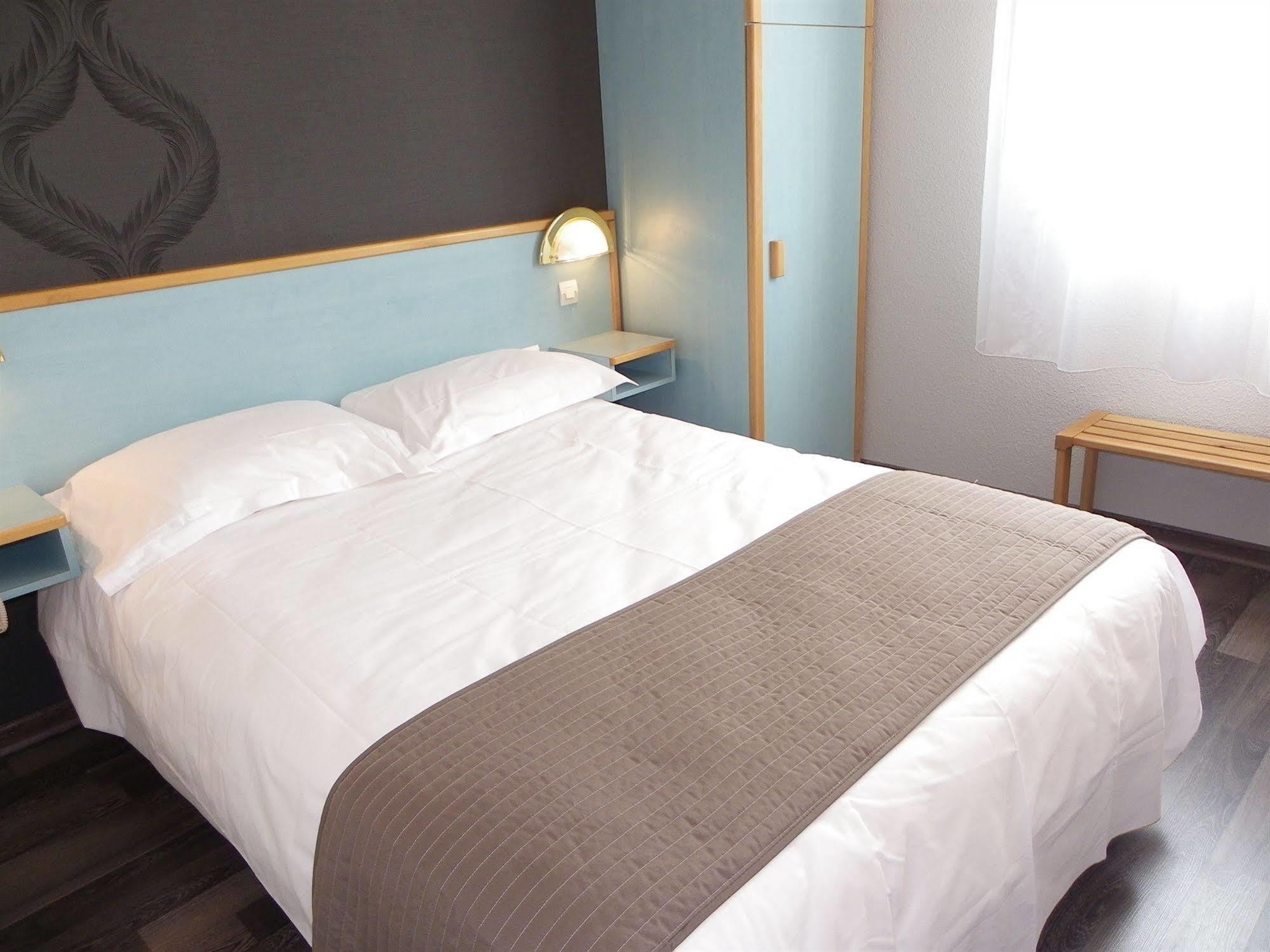 Hotel Restaurant Les Chataigniers Privas Bagian luar foto